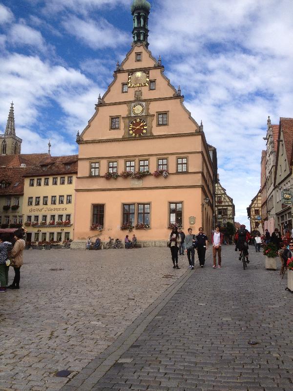 auf und davon