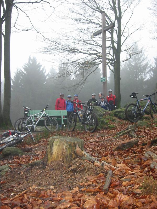 Gruppenbild mit Kreuz