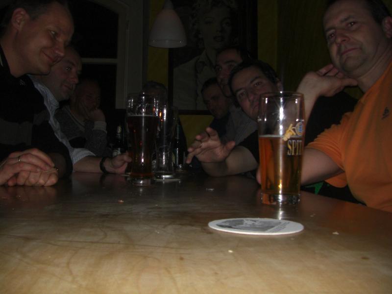 Gruppenbild mit Dame