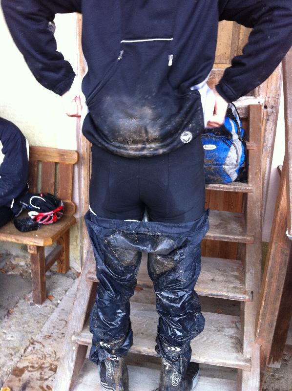 nasse Hose auch unterdrunter