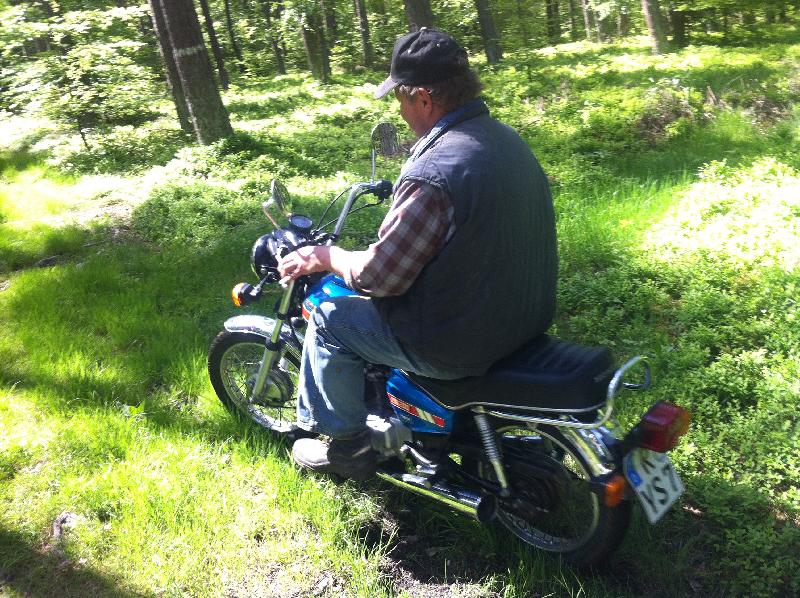 das ultimative Bergaufenduro im Wald