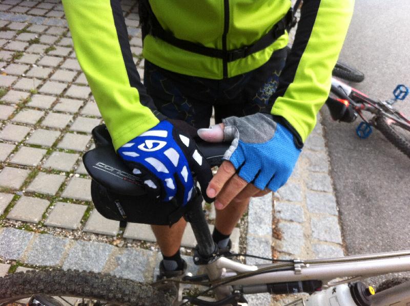 zwei ungleiche Handschuh