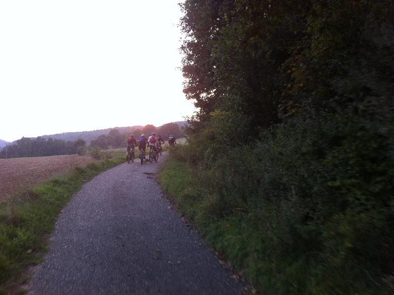 dem Sonnenuntergang entgegen