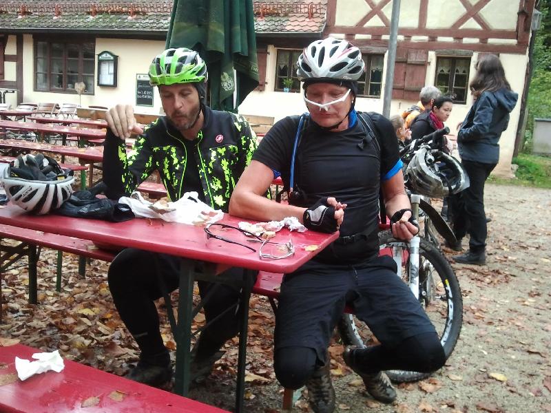 Brotzeit und skeptischer Blick ...