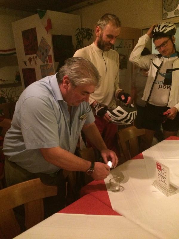 Angelo macht Kerze an